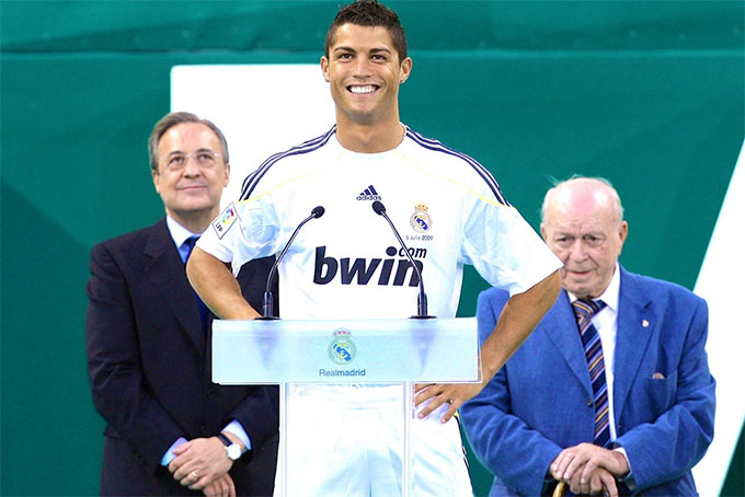 Ronaldo được Perez đưa về Real với giá 80 triệu bảng