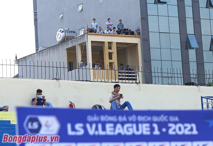 Người Thanh Hoá trèo lên tầng cao xem 2 đội thi đấu 