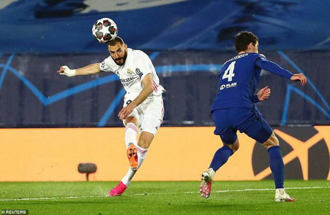 Benzema (trái) lại tiếp tục ghi bàn cho Real Madrid 