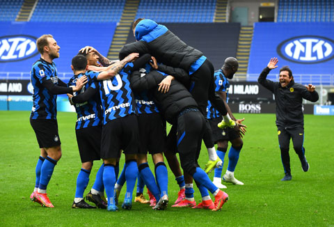 HLV Antonio Conte lao vào sân chia vui cùng học trò sau một chiến thắng của Inter ở mùa giải này