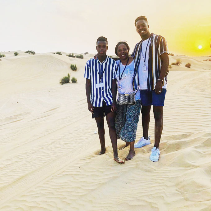 Cha mẹ của 2 anh em nhà Williams đã đi bộ qua sa mạc Sahara để giúp các con có cuộc sống tốt đẹp hơn