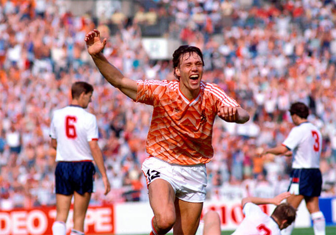 Van Basten ghi 5 bàn cho ĐT Hà Lan tại EURO 1988 và giành ngôi Vua phá lưới