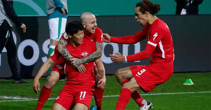  Hee-Chan Hwang (trái) ghi dấu giày vào cả 2 bàn thắng của Leipzig