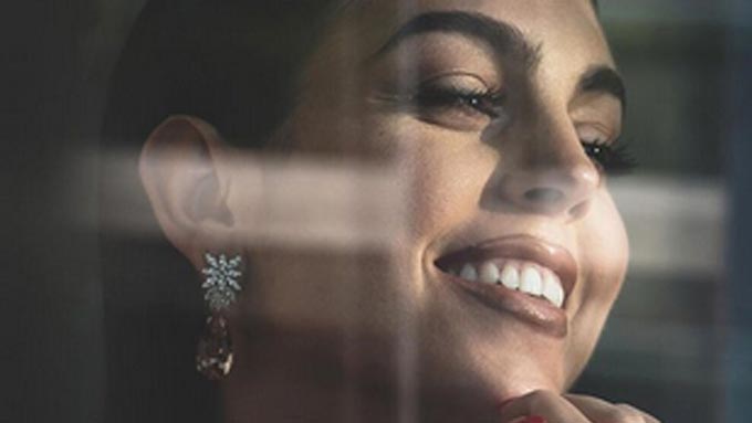 Georgina đăng 1 bức ảnh trên Instagram với chú thích "Hãy luôn chọn hạnh phúc!". Nhà báo Iván García đã bình luận rằng: "Bạn tỏa sáng hơn cả kim cương".