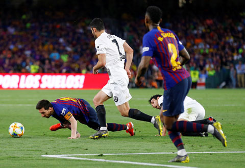 Messi khó giúp Barca bỏ túi 3 điểm khi làm khách của Valencia (áo trắng)
