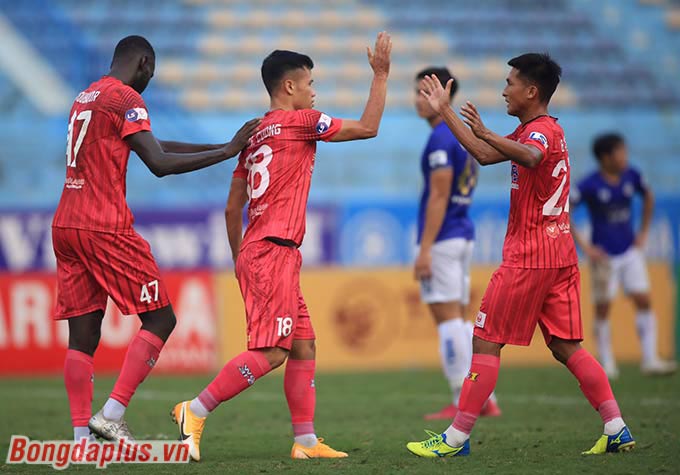 Sài Gòn FC khiến Hà Nội FC toát mồ hôi trong hiệp 1 - Ảnh: Minh Tuấn 