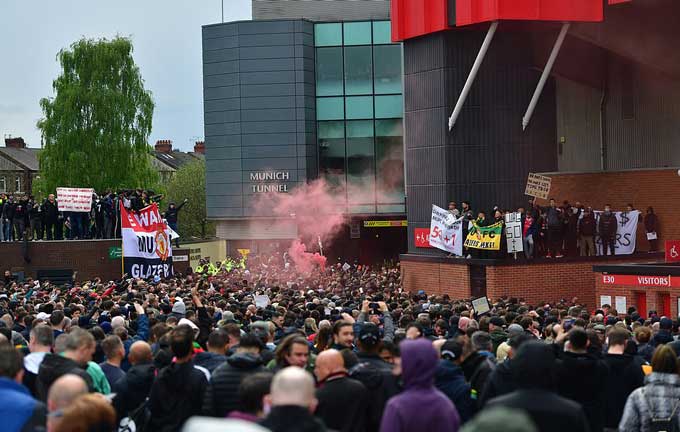 Cảnh tượng biểu tình ngoài sân Old Trafford