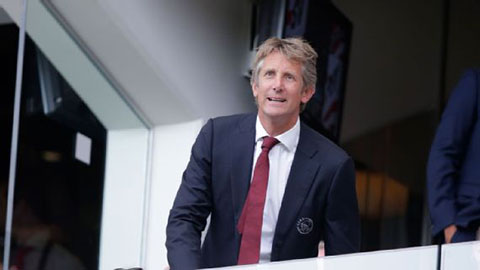 Van der Sar phủ nhận ngồi ghế nóng thay Woodward