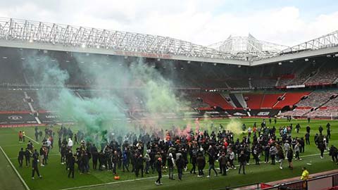 MU có thể bị trừ điểm vì để fan làm hoãn trận đấu với Liverpool