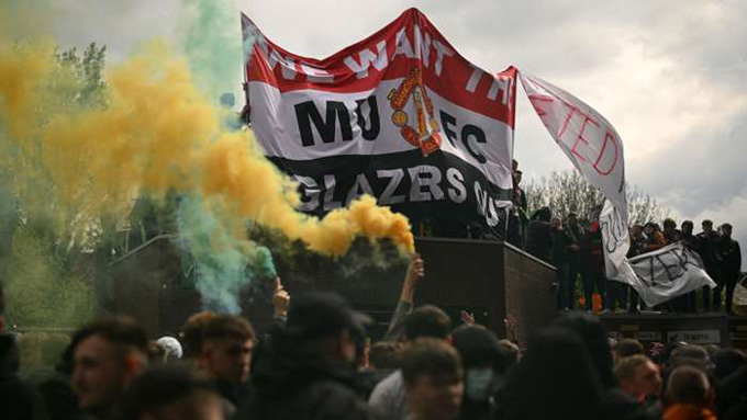 CĐV Man United biểu tình phản đối nhà Glazer khiến trận MU vs Liverpool phải hoãn lại