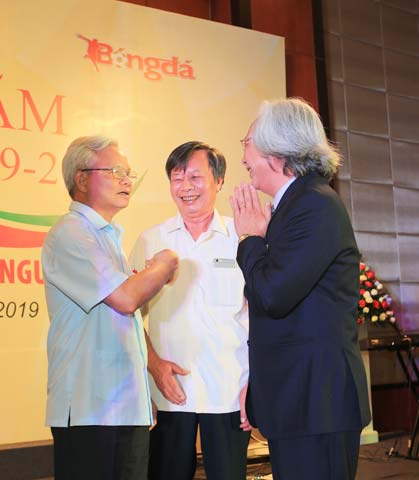 Thày Doãn Hùng (giữa), thày Tạ Ngọc Tấn - nguyên Giám đốc Học viện Chính trị Quốc gia Hồ Chí Minh, Phó Chủ tịch Hội đồng lý luận Trung Ương (bìa trái) và Tổng Biên tập Tạp chí Bóng đá Nguyễn Văn Phú