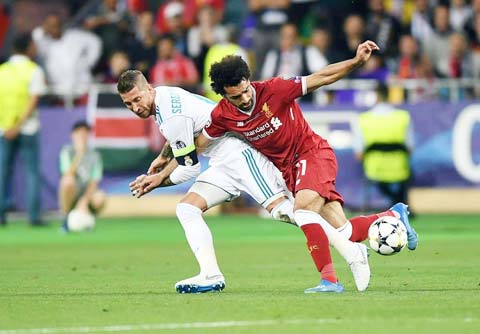 Sergio Ramos (áo sáng) và cú “bẻ tay kỹ thuật” nổi tiếng khiến Mohamed Salah chấn thương năm 2018