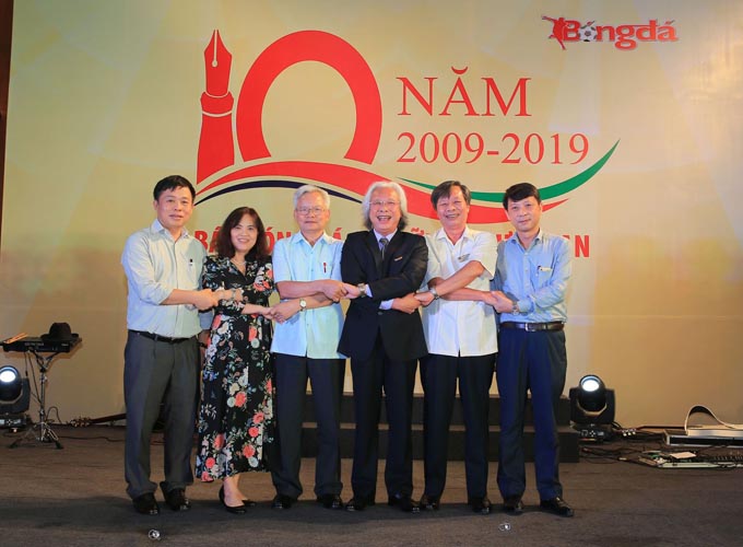 Thày Doãn Hùng (thứ hai từ phải sang) và các thày, cô là Lãnh đạo, nguyên Lãnh đạo Học viện Chính trị Quốc gia Hồ Chí Minh và Học viện Chính trị Khu vực I chụp ảnh lưu niệm với Đại diện Lãnh đạo Báo Bóng đá, tại cuộc gặp mặt “10 năm Báo Bóng đá và những người bạn”, tháng 8/2019