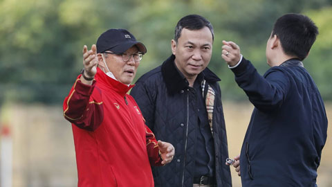 PCT thường trực VFF Trần Quốc Tuấn (giữa) trong một lần xuống thăm và động viên thầy trò HLV Park Hang Seo    Ảnh: Đức Cường