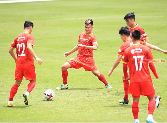 Các cầu thủ liên tục đổ mồ hôi khi tập luyện dưới trời nắng nóng vào buổi trưa của Hà Nội 