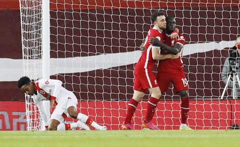 Mane (bìa phải) ăn mừng cùng đồng đội sau khi ghi bàn ở trận Liverpool thắng Southampton 