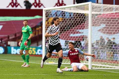 Cavani ăn mừng bàn ấn định tỷ số 3-1 trước Aston Villa