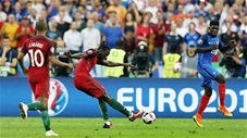 Những bàn thắng làm nổ tung cầu trường trong các trận chung kết EURO