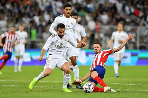 Atletico Madrid và Real Madrid (áo trắng) đang cạnh tranh quyết liệt chức vô địch La Liga