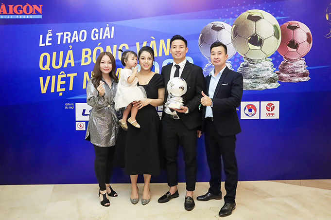 Bùi Tiến Dũng và Công ty CP Sport đã hợp tác ra mắt sản phẩm áo đấu thể thao mang tên anh - Alpha TD04. Ngay sau đó, anh giành danh hiệu Quả Bóng Bạc Việt Nam 2019.