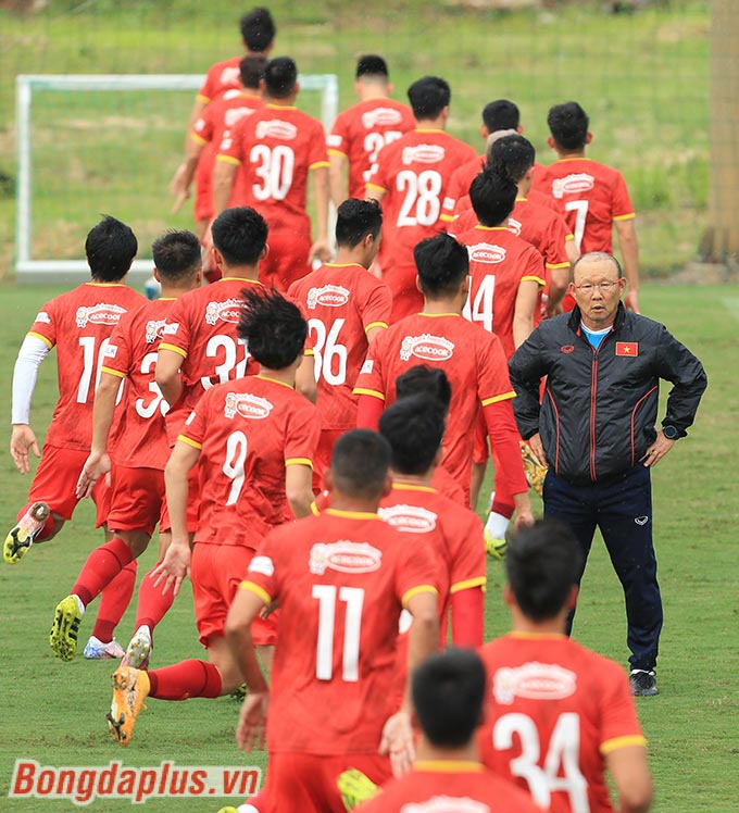Buổi tập ngày thứ ba của tuyển Việt Nam bắt đầu lúc 17h tại sân Trung tâm đào tạo bóng đá trẻ Việt Nam ở Mỹ Đình. HLV Park Hang-seo chỉ cho truyền thông tác nghiệp 25 phút đầu để tránh lộ bài.