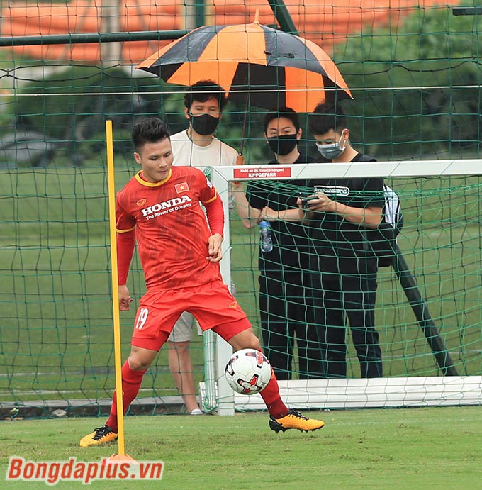 HLV Park Choong Kyun của Hà Nội FC theo dõi buổi tập của đội tuyển Việt Nam 