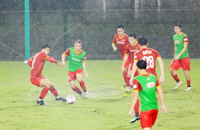 Đức Chinh (bìa trái) nỗ lực chuyền bóng trong buổi tập chiều qua của ĐT Việt Nam - Ảnh: Đức Cường