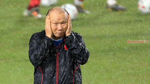 Ông Park Hang Seo bỏ kính, cố mở mắt để nhìn thấy tuyển thủ Việt Nam dưới mưa lớn 