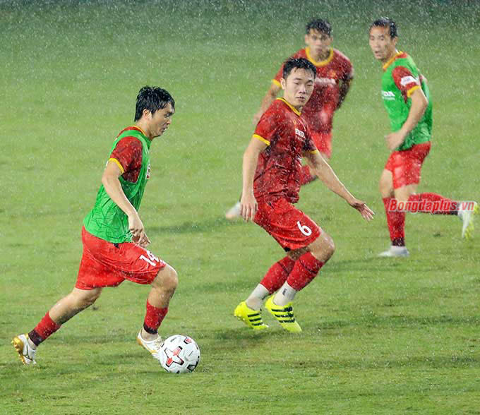 Đây cũng được xem là thách thức mà đội tuyển Việt Nam cần vượt qua. Bởi không phải lúc nào, thời tiết cũng thuận lợi để Việt Nam chơi thứ bóng đá như mình mong muốn 