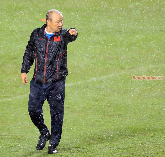 Cơn mưa lớn bất ngờ trút xuống trong buổi tập của đội tuyển Việt Nam chiều qua tại Hà Nội
