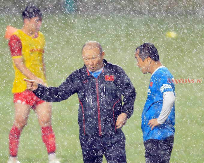 Ông Park chỉ đạo cho các trợ lý bám sát buổi tập của đội tuyển Việt Nam, bất chấp cơn mưa lớn có gây ra ít nhiều cản trở