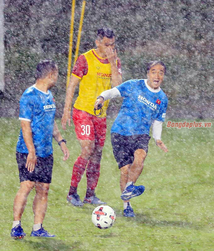 Trợ lý Lee Young Jin gào lên chỉ đạo cầu thủ dưới mưa lớn 