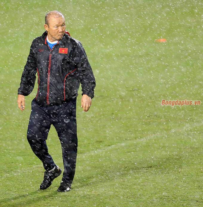 Vốn dĩ bị cận nhưng do trời mưa, ông Park đành phải cố gắng nheo mắt nhìn các cầu thủ tập luyện 