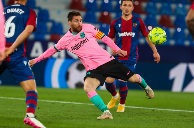 Messi nâng tỷ số lên 2-0 trận Levante vs Barca bằng cú vô-lê đẹp mắt