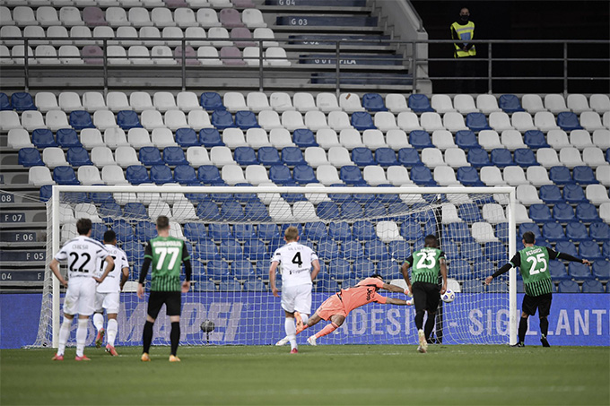 Lão tướng Buffon cản phá cú đá phạt 11m của cầu thủ Sassuolo