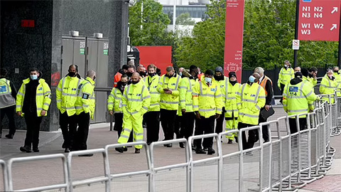 Nhân viên an ninh có mặt từ sớm trước giờ bóng lăn trận MU vs Liverpool