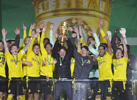HLV Terzic (người nâng cúp) cùng các cầu thủ Dortmund ăn mừng chức vô địch Cúp Quốc gia