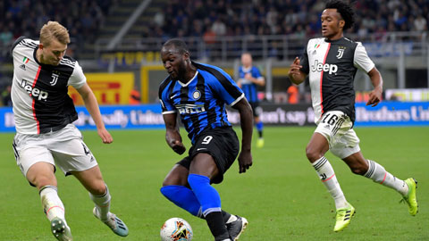 Lukaku (giữa) đã sẵn sàng lập công giúp Inter trả hận đối thủ