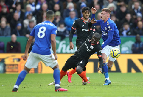 Kante (giữa) đã gặp lại Leicester 9 lần nhưng lần này mới là một trận chung kết