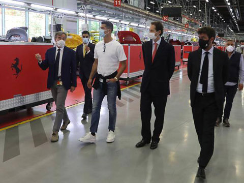 Hình ảnh Ronaldo được đặc cách nghỉ tập để đến thăm nhà máy Ferrari ở Maranello gây phẫn nộ với đồng đội