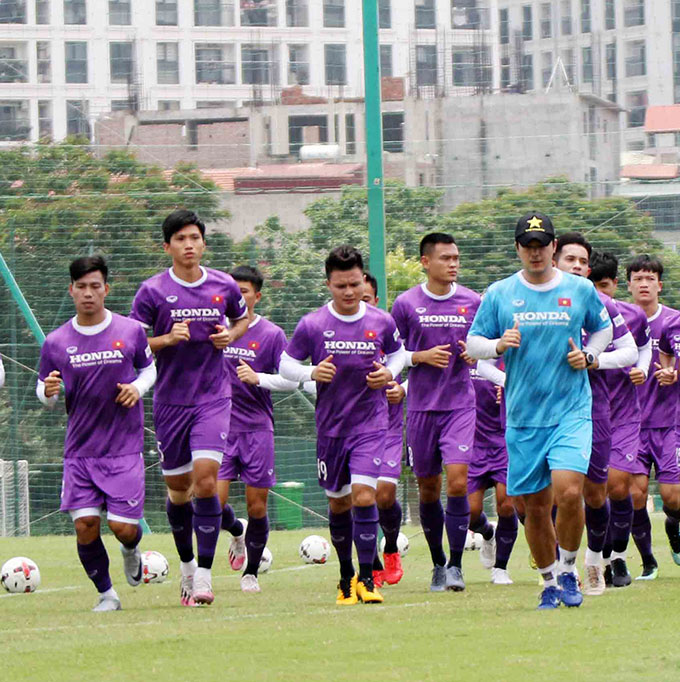 Tại buổi tập sáng nay, 2 cầu thủ Văn Xuân và Văn Hậu đã tham gia các bài tập khởi động chung cùng với đồng đội. 