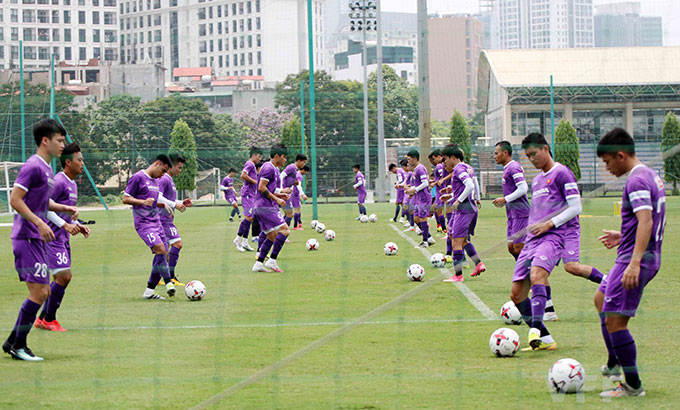 Các cầu thủ tập luyện dưới thời tiết nóng 33 độ C tại Hà Nội 