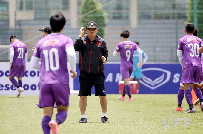 HLV Park Hang Seo đang quan sát kỹ lượng quá trình tập luyện của các cầu thủ để có những lựa chọn nhân sự một cách phù hợp 