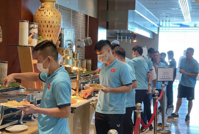 Các tuyển thủ Việt Nam dùng bữa sáng khi vừa về đến khách sạn - Ảnh: Anh Tú