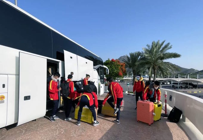 Đội tuyển futsal Việt Nam chuẩn bị di chuyển từ sân bay về khách sạn - Ảnh: Anh Tú