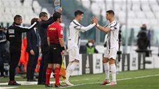 Ronaldo phản ứng bất ngờ khi bị thay ra sau 20 phút trận gặp Inter Milan 