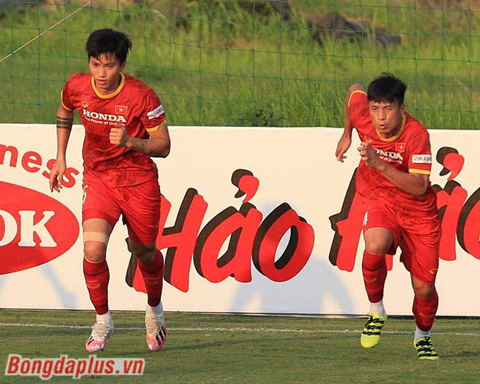 Ở ngoài sân, hậu vệ Đoàn Văn Hậu bắt nhịp tốt với cường độ tập luyện tăng dần trên đội tuyển Việt Nam