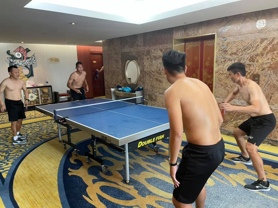 Cầu thủ ĐT Việt Nam đánh bóng bàn trong khách sạn - Ảnh: Lê Huy Khoa 