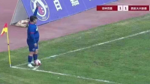 Triệu phú Trung Quốc mua đội bóng để con trai hơn 1 tạ đá chính?