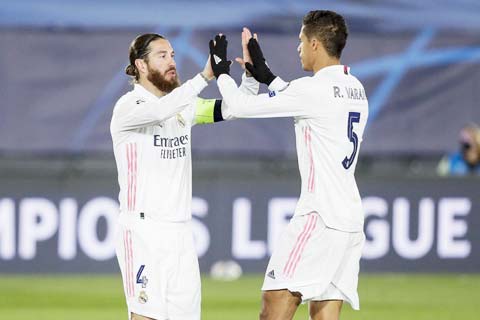 Cả Sergio Ramos (trái) lẫn Raphael Varane đều có thể rời Real Madrid trong mùa Hè năm nay